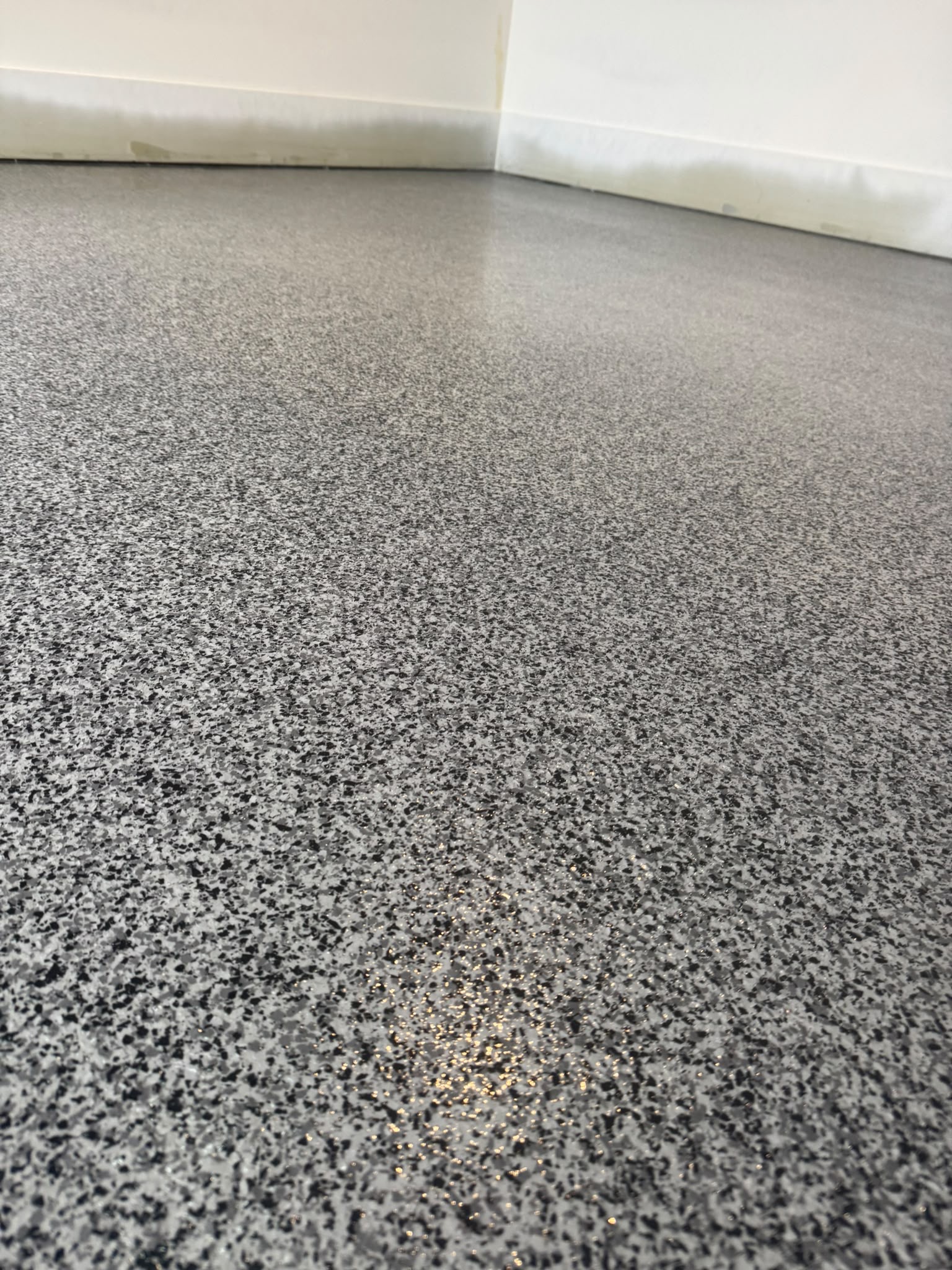 Sandstone blend flake epoxy floor in an alfresco and laundry, satin